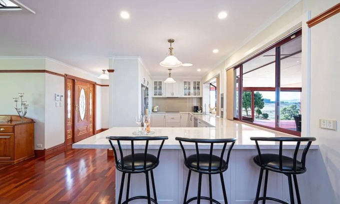 Adelaide Maison | 4-Bedroom Getaway with Panoramic Views and Close to Barossa Valley Attractions