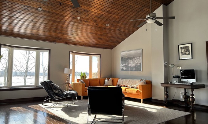 Lincoln Maison | 4 Bedroom Home with INDOOR Hot Tub and Pool in Wine country-Niagara Benchlands!