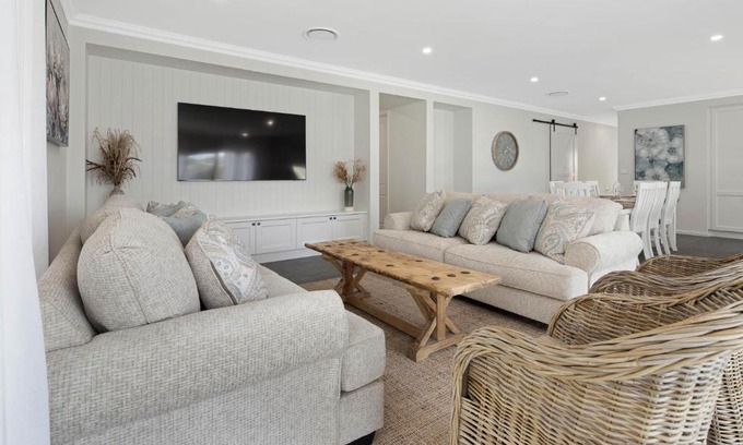 Sunshine Bay Maison | 4 bedroom home with theatre room, close to CBD and beaches.