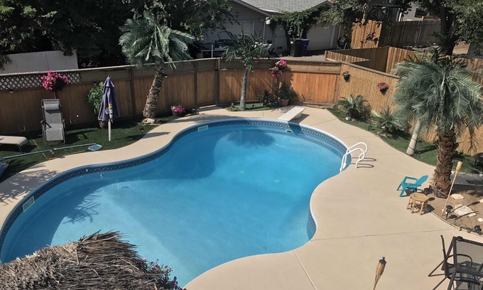 Saskatoon Maison | Maison 4 chambres 3. Salles de bain, jardin tropical avec piscine, bain à remous, bar tiki. Bar complet en bas et deuxième salon avec télévision 70 "et salle Kareoke. Salle de cinéma grand écran au 3ème étage avec fauteuils inclinables et vibrants