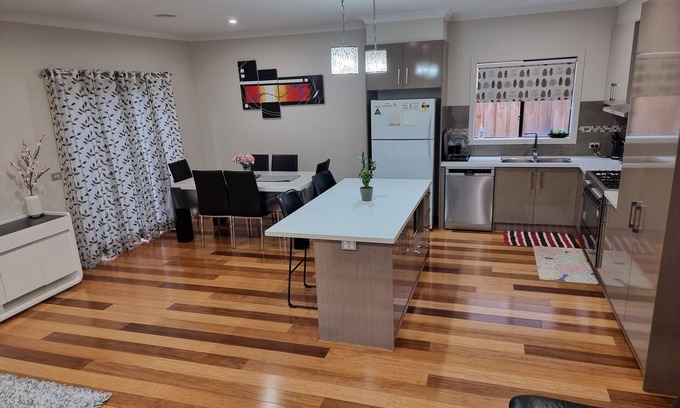 Lynbrook Maison | 4 Bedroom House Close to Mornington Peninsula