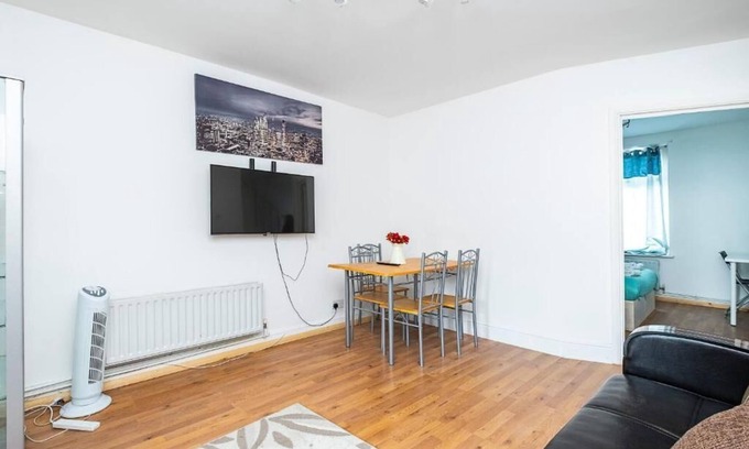 Heath Maison | 4 BEDROOM HOUSE DAGENHAM WITH PARKING