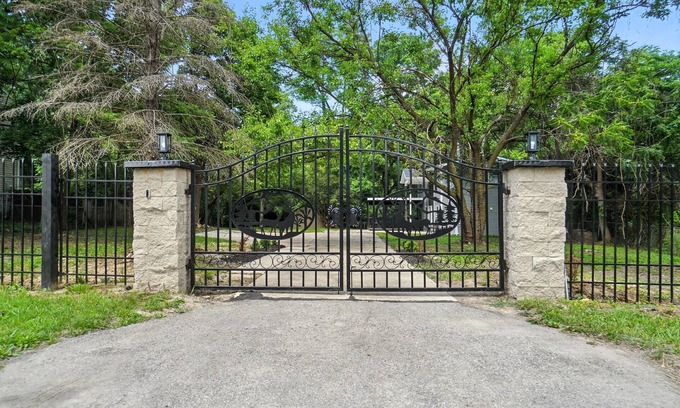 Northeast Columbus Maison | 4-bedroom house fencin and pivte gate