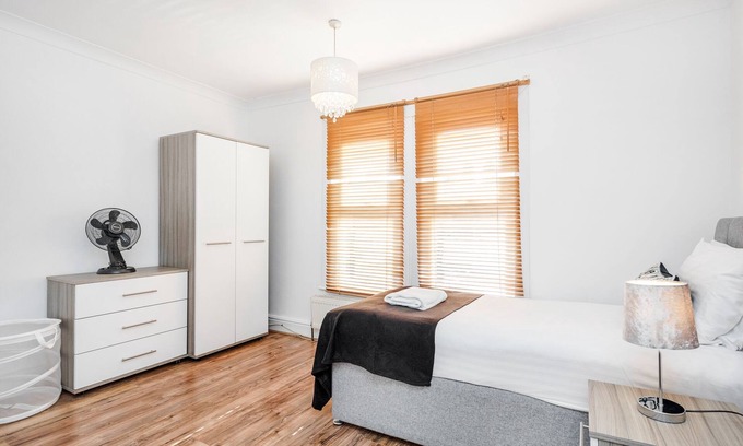 Chelmsford Maison | 4 bedroom House, Free Parking, Contractor's Haven