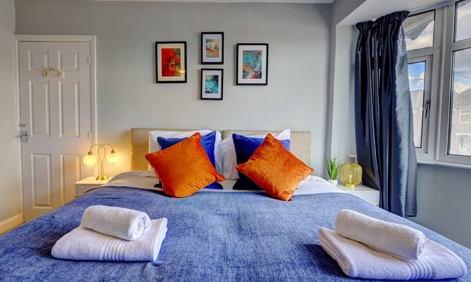 Coventry Maison | 4 BedRoom House | w/FREE Wi-fi | Parking