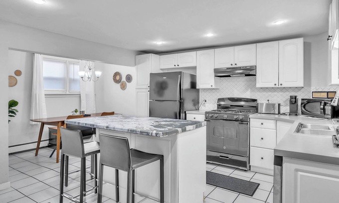 Norwich Maison | 4-bedroom house in Norwich with Hot tub and 13 minutes to Mohegan and Foxwoods