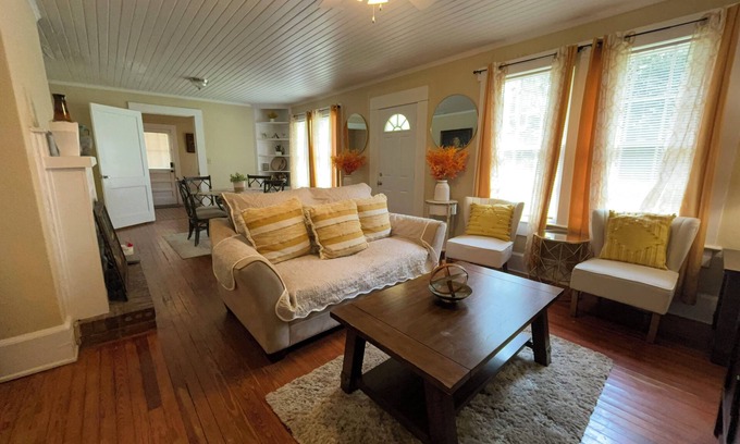 Valdosta Maison | 4-bedroom house in peaceful Valdosta 4 queen beds, 3 sofa beds w/ full amenities