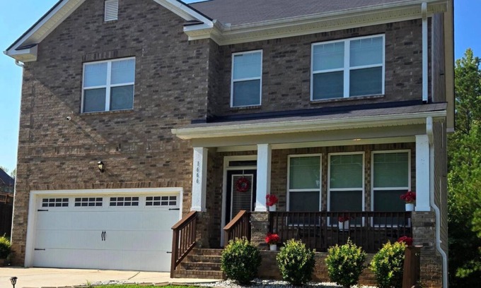 Conyers Maison | 4-bedroom house in wonderful Conyers with AC, fitness room / pool table / bar