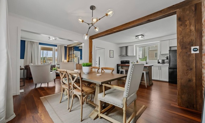 Kitchener Maison | 4 Bedroom Luxury House, Free Parking, LRT, Kitchener Downtown, near Chicopee SKI