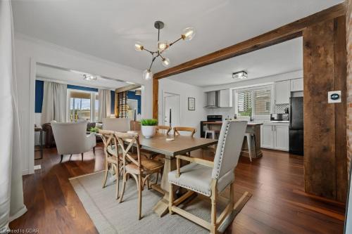 Kitchener Appartement | 4 Bedroom Luxury House, Free Parking, Next to LRT, Kitchener Downtown, near Chicopee Ski Club