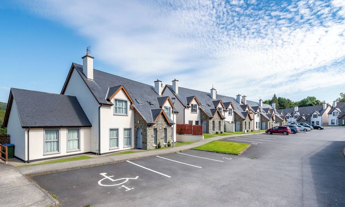 Kenmare Maison | 4 bedroom pet friendly home with pool access