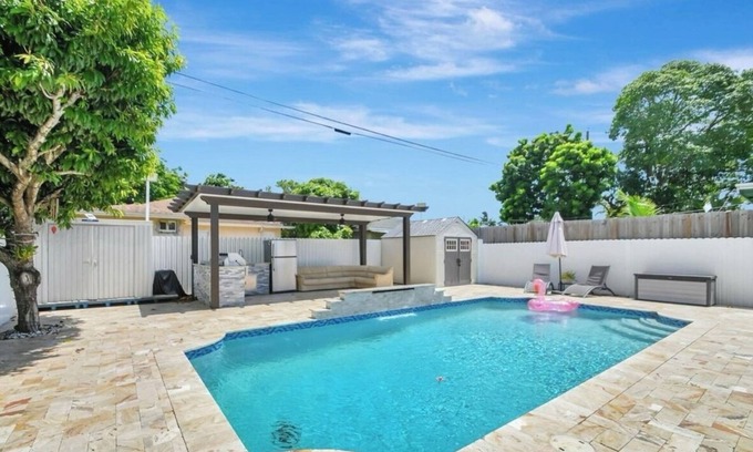 Greenacres Maison | 4-bedroom pool house in beautiful West Palm Beach with WiFi, AC. Near Airport!