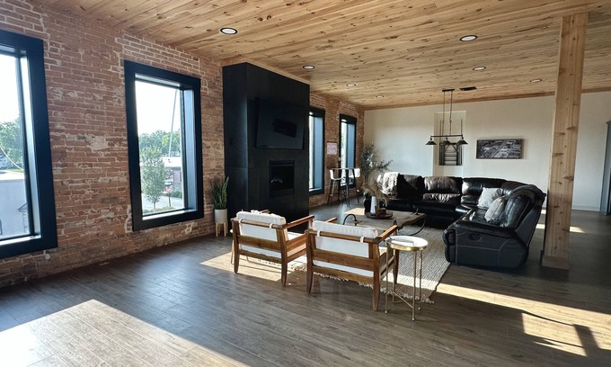 Louisburg Maison | 4-bedroom Spacious Loft just 17 minutes from Overland Park