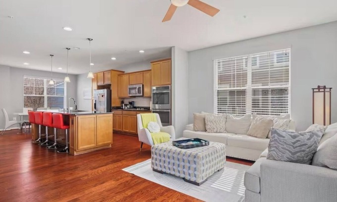 Northeast Maison | 4-bedroom townhome in amazing Washington with AC, WiFi