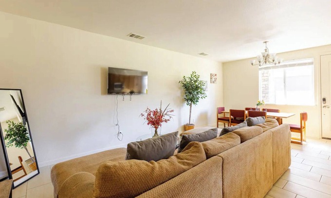 Carson City Maison | 4-bedroom townhome family friendly in amazing Carson City with Parking, WiFi