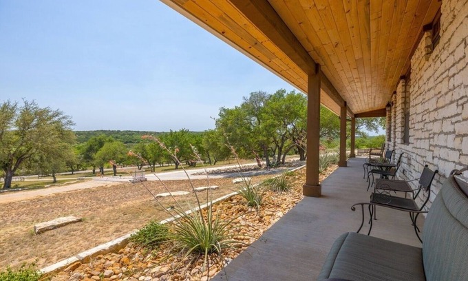 Round Mountain Maison | 4-bedroom vacation home just 15-minute walk to Hamilton Pool Preserve