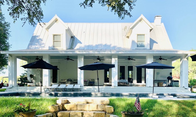 Seguin Maison | Pecan Meadow Farmhouse surplombant la rivière Guadalupe et le lac Meadow