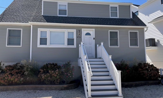 Beach Haven West Maison | 4-bedroom Waterfront house in Beach Haven West with WiFi, AC. Wash/ Dryer incl.