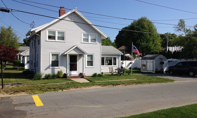 Wareham Center Maison | 4 Bedrooms, 20 Steps From Private Beach, near Cape Cod Canal