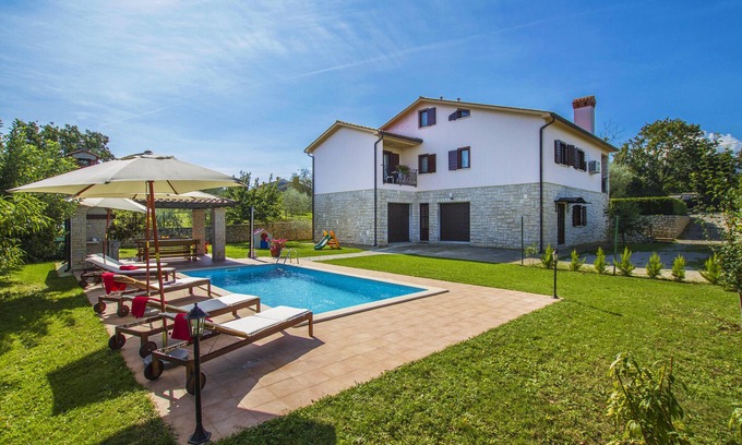 Sveta Nedelja Villa | Aménagement agréable et moderne, grand jardin privé, près de la mer