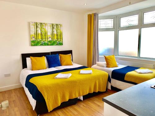 Cranbrook Appartement | 4 Bedrooms, 3 Baths, Full Kitchen and Lounge, Garden, Free Parking