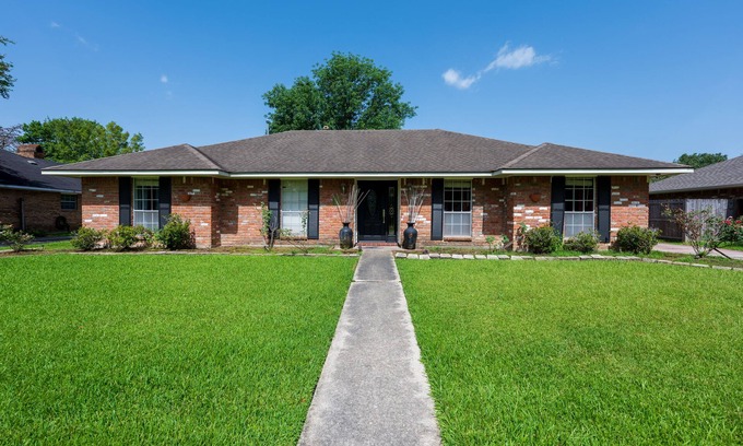 Shenandoah Maison | 4 bedrooms big house in a great location