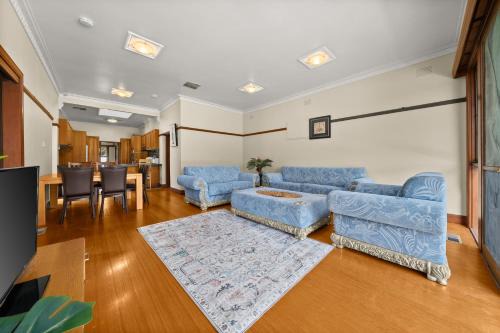 Bentleigh Maison | 4 Bedrooms House Walking to Shops and Restaurants
