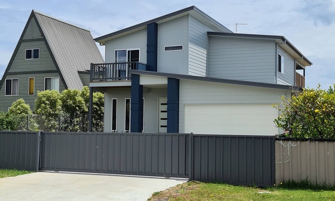 Coronet Bay Maison | 4 bedrooms, large deck, park views