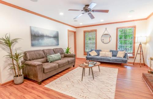 Cary Maison | 4 Beds ,King Bed, Tvs, Kids essentials, office, Grill, Crib, in Bond park ,PNC Arena