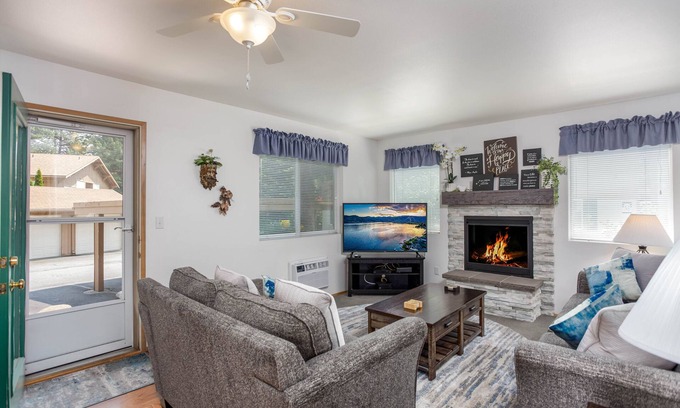 Downtown Leavenworth Copropriété | 4 Beds, Walk to Downtown, Free Parking, Pet Friendly, Grnd Flr