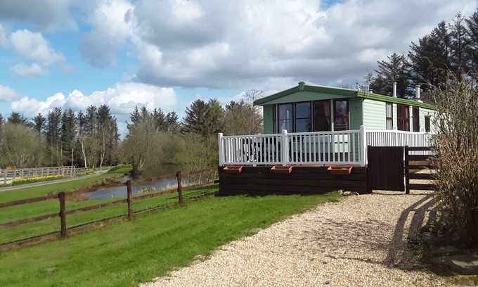 Llanon Maison | Caravane au bord du lac dans la campagne galloise. Courte distance en voiture de la côte pittoresque!