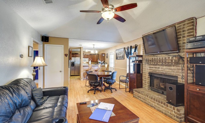 Central Arlington Maison | 4 Blocks to AT&T Stadium: Home w/BBQ-Ready Yard!