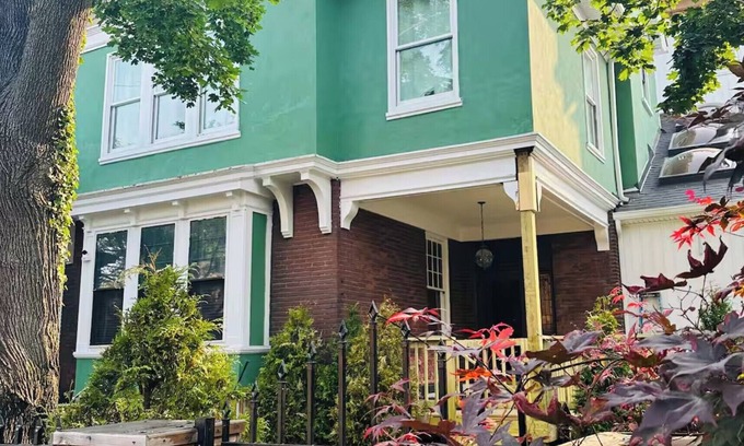 Shadyside Maison | 4 br 2 baClassical Victorian Home Off Walnut Street in Shadyside Pittsburgh