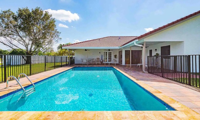 Jog Road Maison | 4 BR 3.5 w/pool. Near Delray Beach and Wellington and equestrian communities