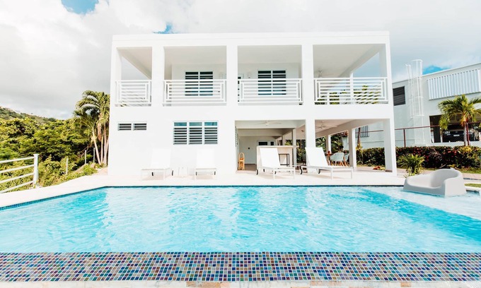 Camino Nuevo Maison | Modern 4 BR/3BA W. Infinity Pool, Bar, & 3 Min Walk To Beach