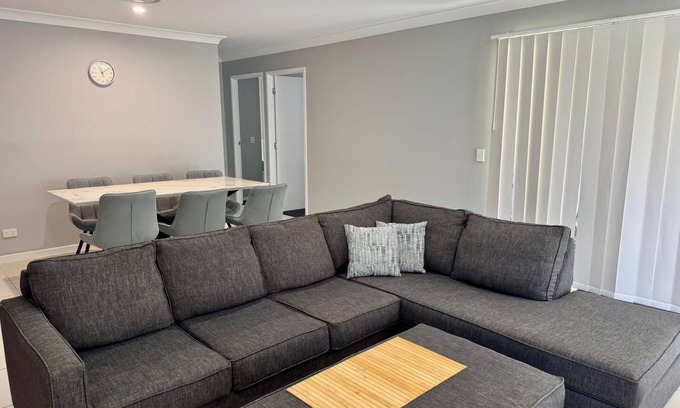 Coomera Maison | 4-BR Home close to beaches and attractions. Includes access to a pool, spa, gym