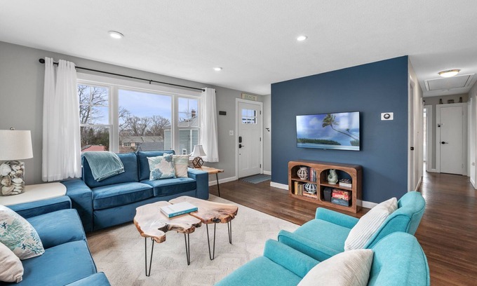 Rockport Maison | 4 BR Home l Walk to Beaches & Downtown l Reserved Parking & Beach Gear included