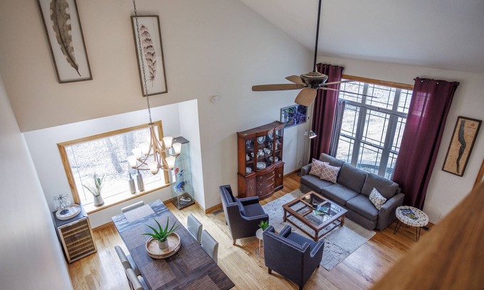 Watkins Glen Maison | 4 BR Home w/ Game Room. 3 Min from WGI & minutes from Wine Trail.