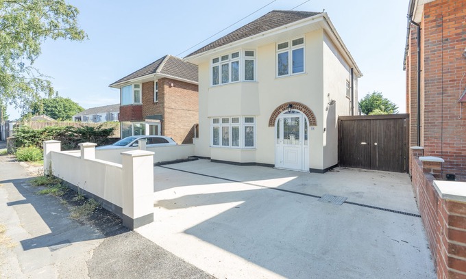 Netley Maison | 4 BR House w/Free Parking & Garden up to 8 PPL