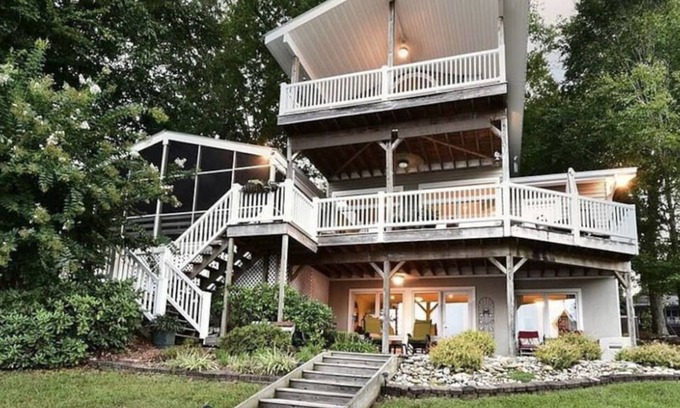 Norwood Maison | 4-BR Lakefront Home with Amazing Views