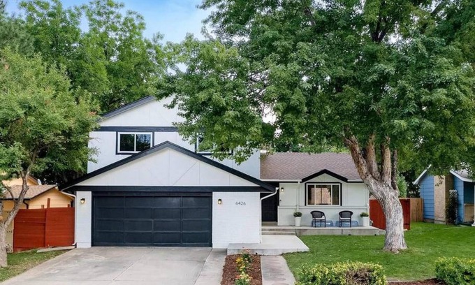 Northwest Arvada Maison | 4 BR Modern Home With Pool Table and Fire Pit