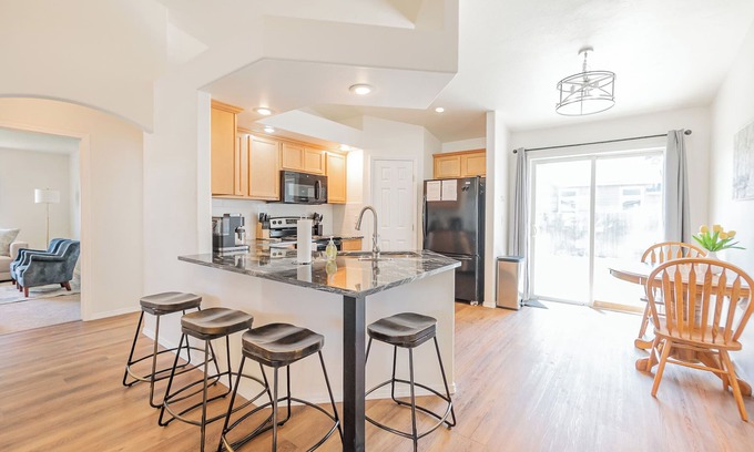Mountain Home Maison | 4 BR, Pet Friendly, Laundry, Garage, Large Yard