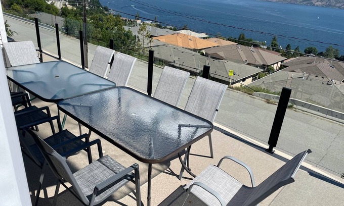 Central Okanagan Maison | 4 BR Upper Floor With Massive Lake view