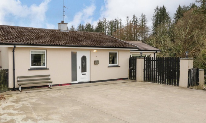 Belleek Maison | 4 CARLTON COTTAGES, pet friendly, with hot tub in Enniskillen