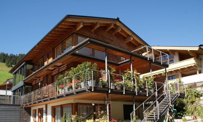 Lech am Arlberg Appartement | **** 4 Edelweiß Apartment Omeshorn in Lech am Arlberg - House Dr Muxel