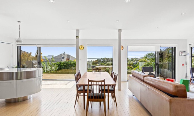 Kohimarama Appartement | Stunning Poolside Residence