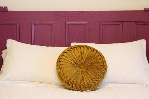 Rossmore Maison | 4 Guest Suite with Waterfront Views at Fancie's PEC - Suite 2