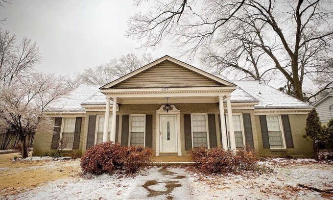East Memphis Maison | 4 House at Memphis Retreat Game Outdoor Dining