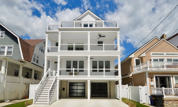 Atlantic City Maison | 4 houses from beach; Outside pool; Elevator Access; Less than 3 yrs old