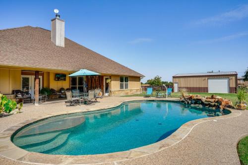 Stephenville Maison | 4 Mi to Dtwn Home with Pool in Stephenville!